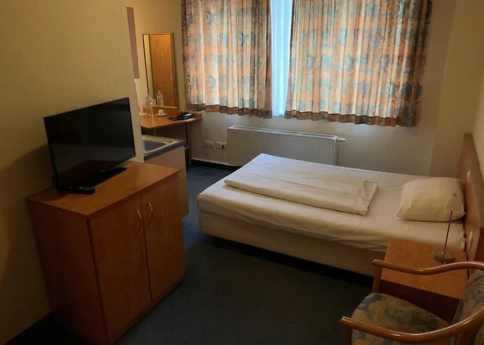 Am Kurfürstenplatz - Messe 3*